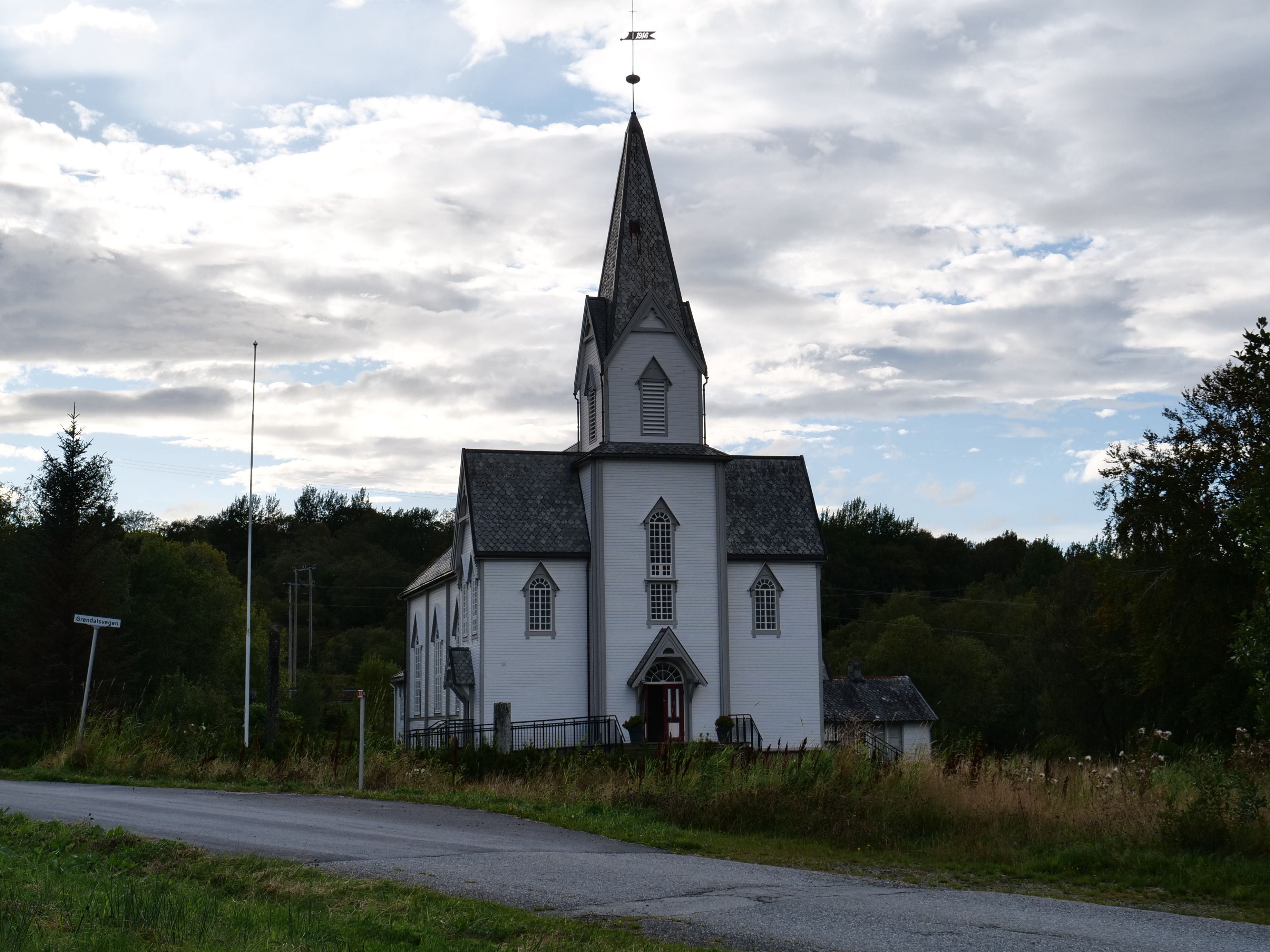 Indre Herøy kirke der korøvelsene tar plass // Bilde: Sunniva Bondevik