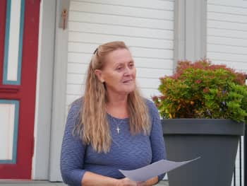 Bjørg viser frem de ulike sangene de lærer / Bilde: Sunniva Bondevik