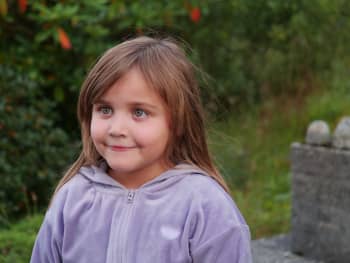 Isabella forteller oss stolt om kor / Bilde: Sunniva Bondevik