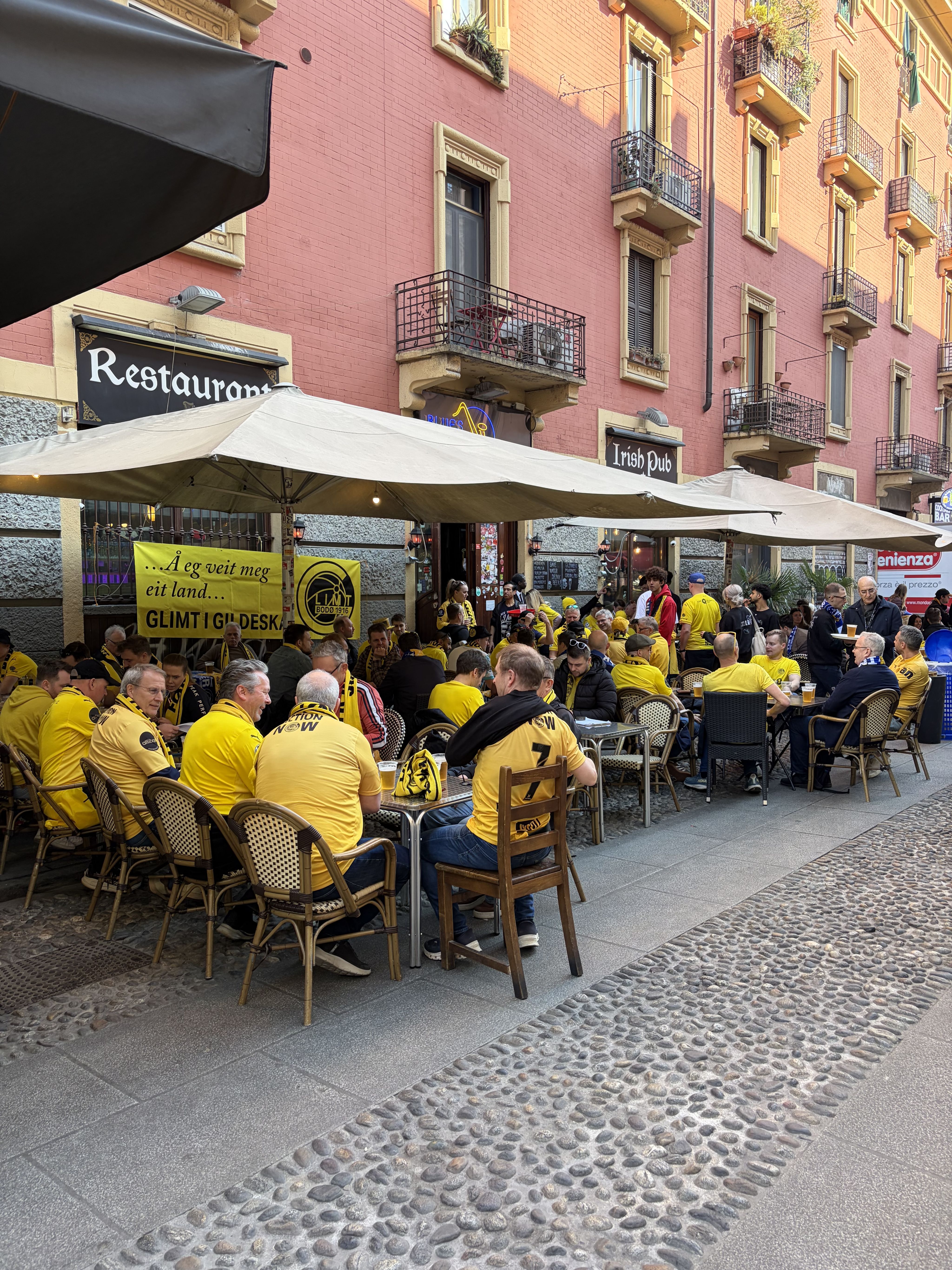 GULE GATER: Bodø/Glimt-supporterne tok over gatene i Milano før kampen på San Siro. Foto: Bork Holm Ersnes
